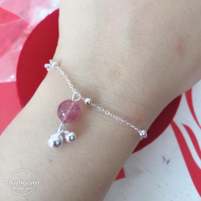 Lắc tay mắt xích phối bi treo đá nhân tạo màu dâu chuông kêu bạc chuẩn (dâu Tây)