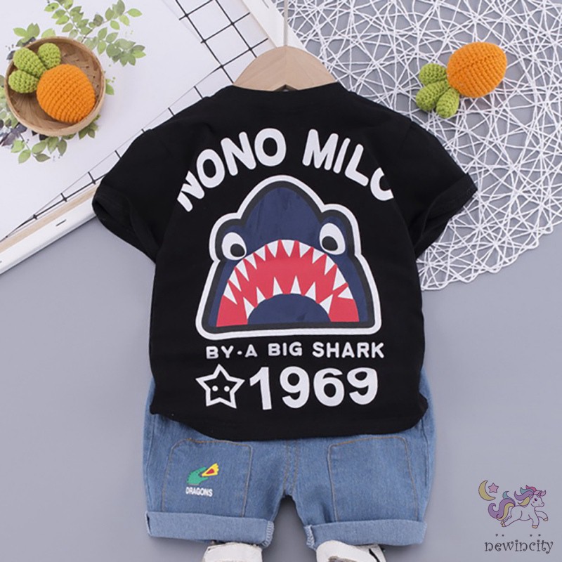 Bộ trang phục 2 mảnh gồm áo tay ngắn họa tiết cá mập và quần short thời trang Hàn Quốc cho bé trai