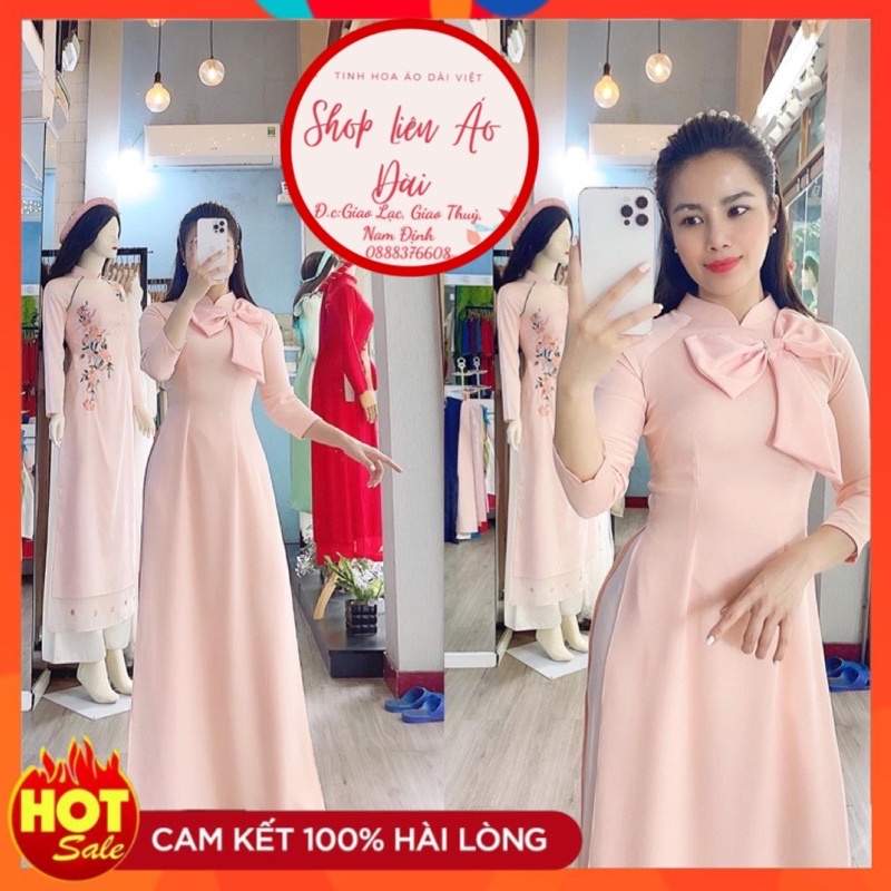 Áo dài đính bông nơ màu hồng cổ truyền thống, thiết kế tay lỡ 2 tà chất vải lụa dày dặn bay tà, mềm mịn