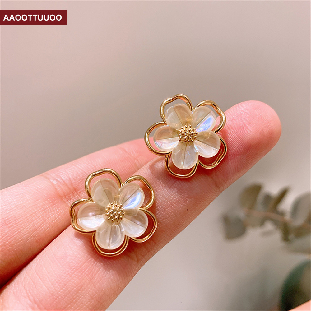 Khuyên tai hình hoa đính ngọc trai phong cách retro nữ tính