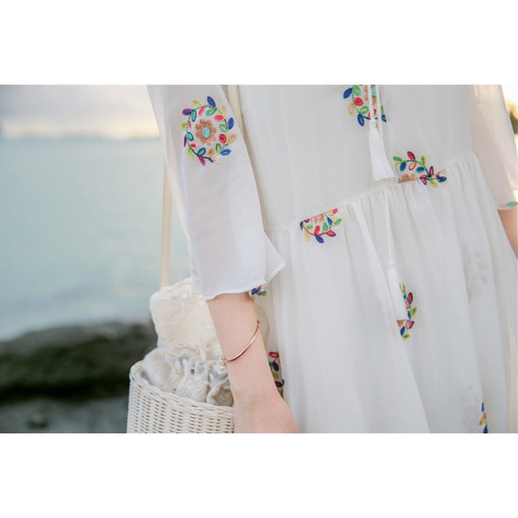 Váy trắng thêu hoa babydoll