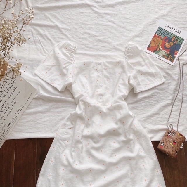 Đầm trắng hoa cúc cổ vuông dễ thương | BigBuy360 - bigbuy360.vn