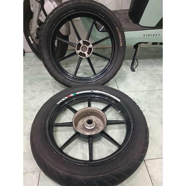 Mâm Vario RCB 8 Cây Đen Bóng luôn vỏ Michelin City Pro
