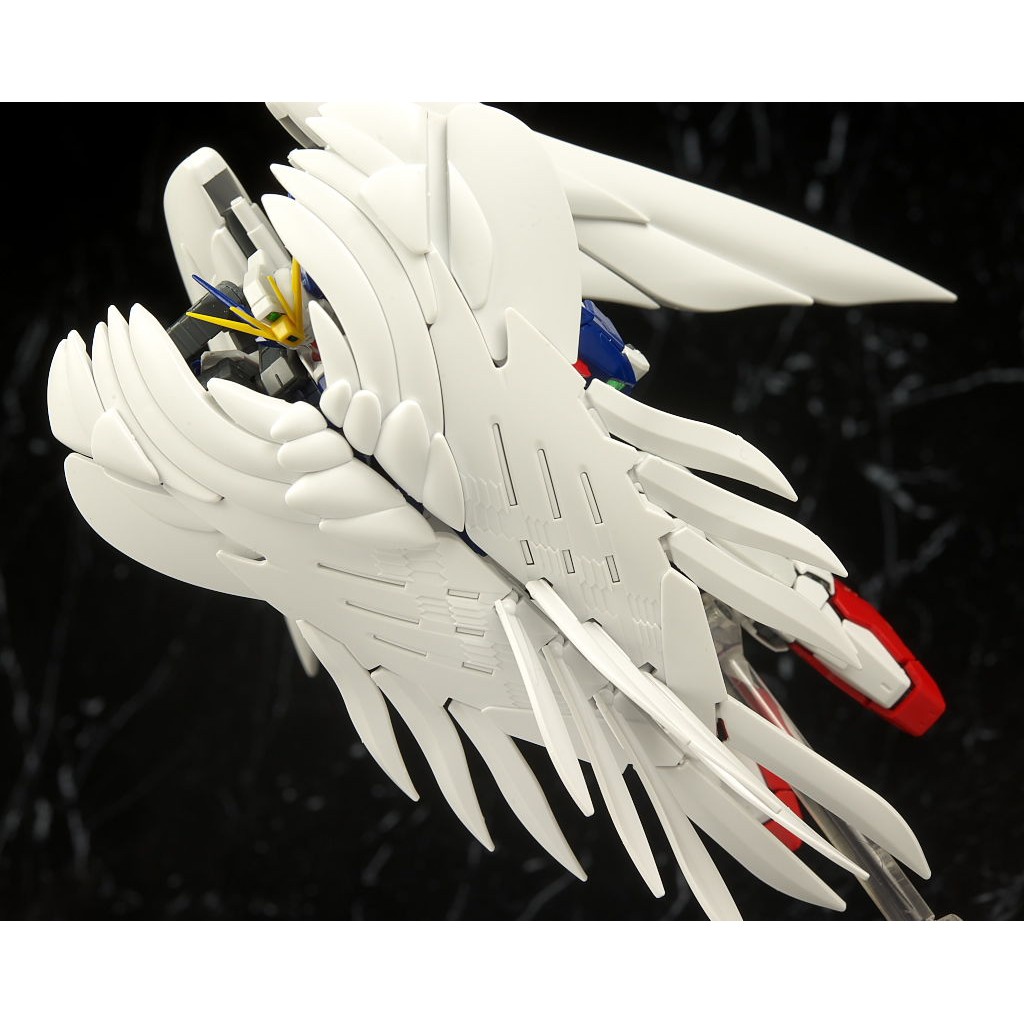 Mô hình lắp ráp Gundam Bandai RG 17 Wing Gundam Zero Custom EW