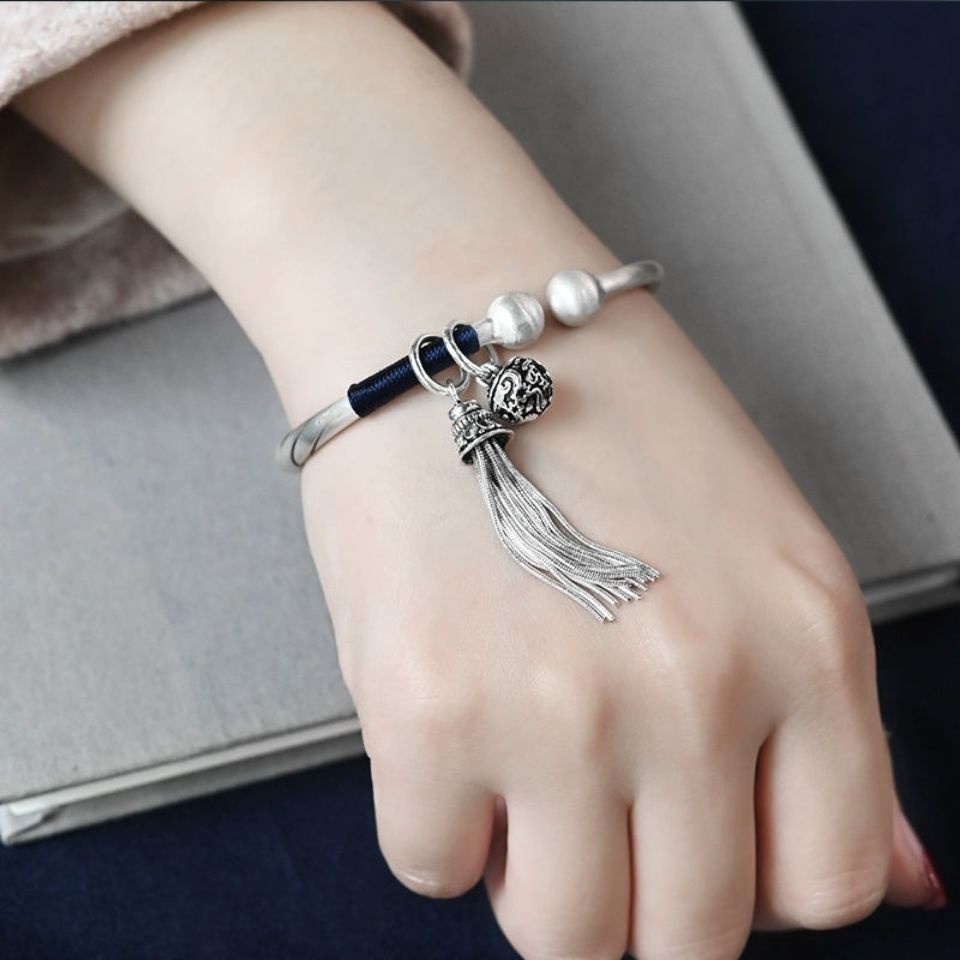 Vòng tay mạ bạc đính chuông phong cách retro