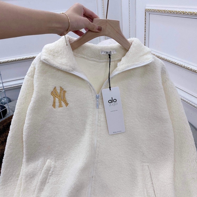 Áo khoác lông chữ vải lông cừu thêu logo nổi phối bo len ôm dáng | BigBuy360 - bigbuy360.vn