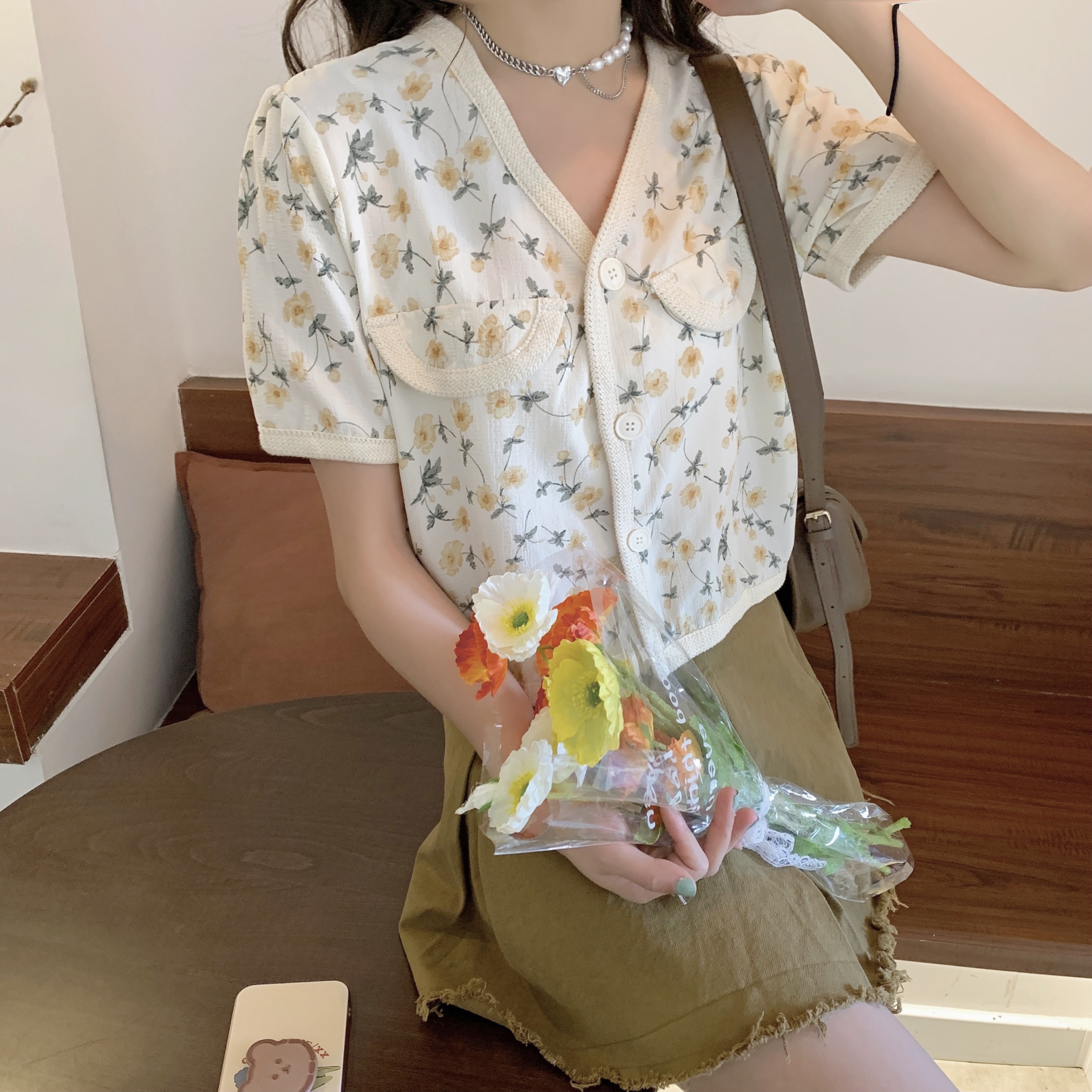 Áo Croptop Tay Ngắn Hoạ Tiết Hoa Đáng Yêu Theo Phong Cách Hàn Quốc | BigBuy360 - bigbuy360.vn
