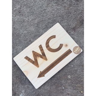 Hcm | bảng wc dán cửa nhà vệ sinh, bảng gỗ decor nhà vệ sinh, bảng wc có mũi tên chỉ hướng luxi decor hcm