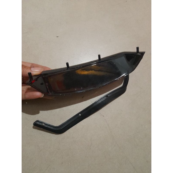 Kính chắn gió xe Max III hay Max Neo 4 chân.