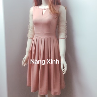 Đầm xoè xếp ply màu hồng da, tay dài phối lưới