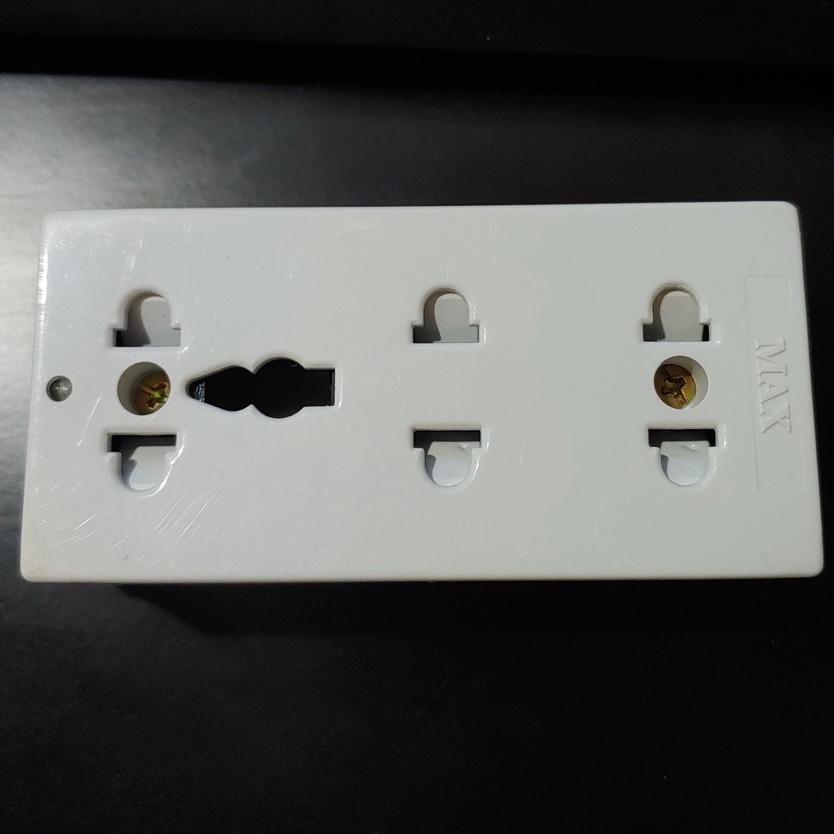 Ổ Cắm 3 Ngả Đa Năng Có Nắp Che VINAMAX