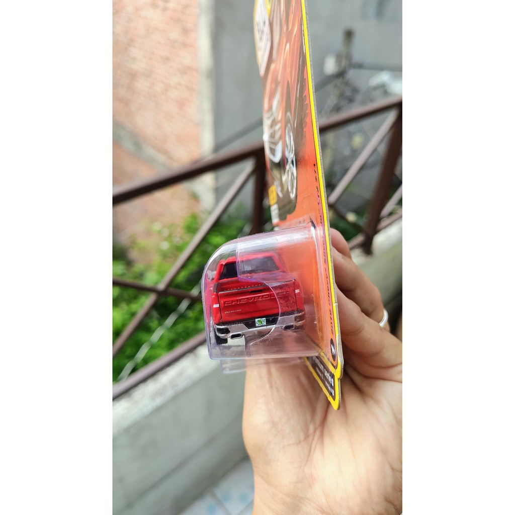 Mô hình tĩnh Auto World Silverado LTZ Z71 Hot Red tỷ lệ 1:64