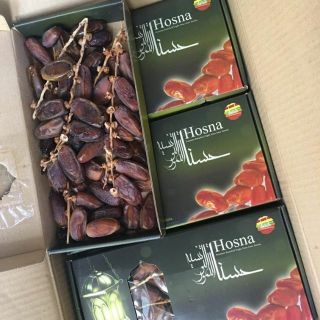 1 hộp Chà là sấy khô nguyên cành Hosna Tunissia hộp 500g