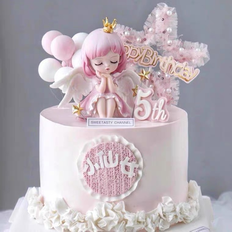 Trang trí cô gái thiên thần có cánh váy hồng ngồi