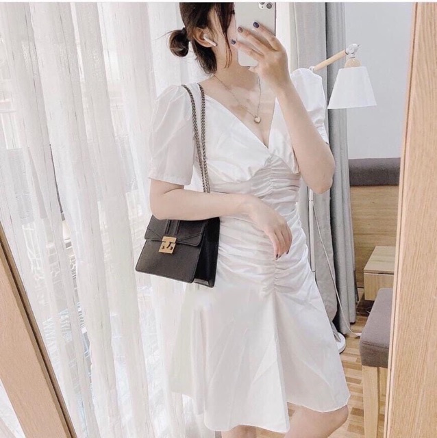 Đầm suông trắng cổ V nhún ngực tay ngắn chất liệu lụa có lót | BigBuy360 - bigbuy360.vn