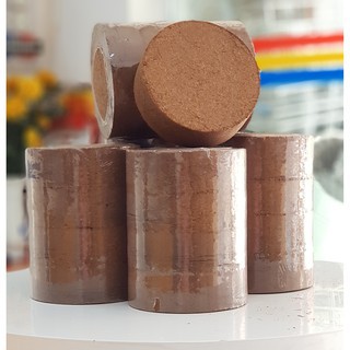 Mụn dừa nén đã qua xử lý dùng để trồng cây, rau mầm 450gram/viên 1 viên hút 3 lít nước nở ra 4- 5 lít mùn