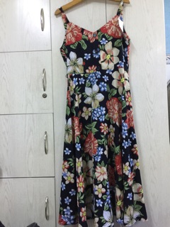 Đầm hoa hở lưng cột dây.