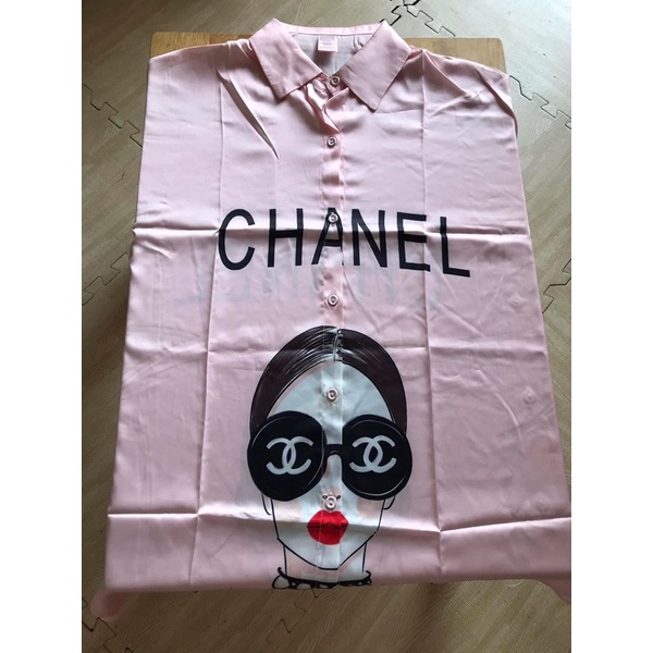 Váy ngủ sơ mi lụa tay lỡ quý cô ,,C H A N E L’’’ đeo kính 21