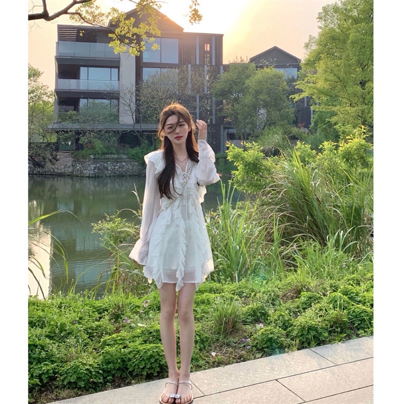 White lotus leaf edge v-collar chiffon dress a woman with long sleeves in summer shows a thin temperament and a short skirt in her first love.