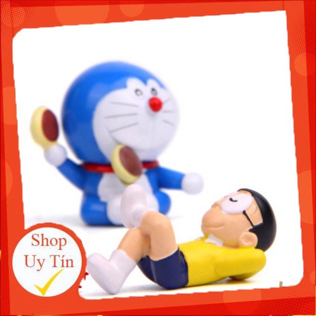 Mô hình Nobita lười biếng nằm ngủ và mèo Doraemon ăn bánh rán quen thuộc