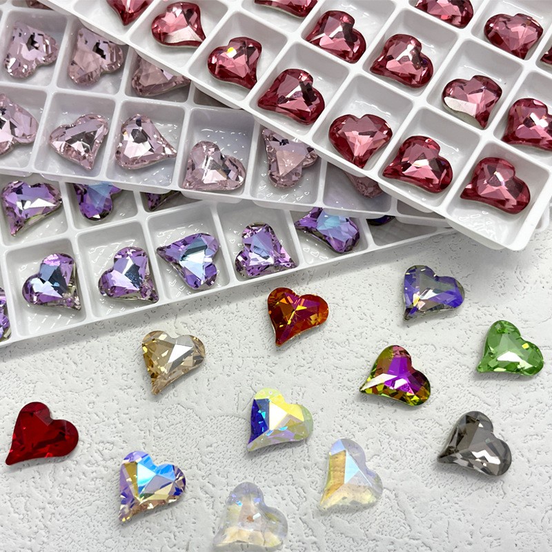 Set 10 Phụ Kiện Trang Trí Móng Tay Hình Trái Tim Đính Đá Sang Trọng