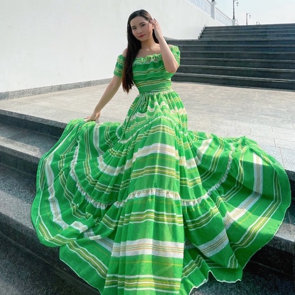 Đầm maxi trễ vai sọc xanh