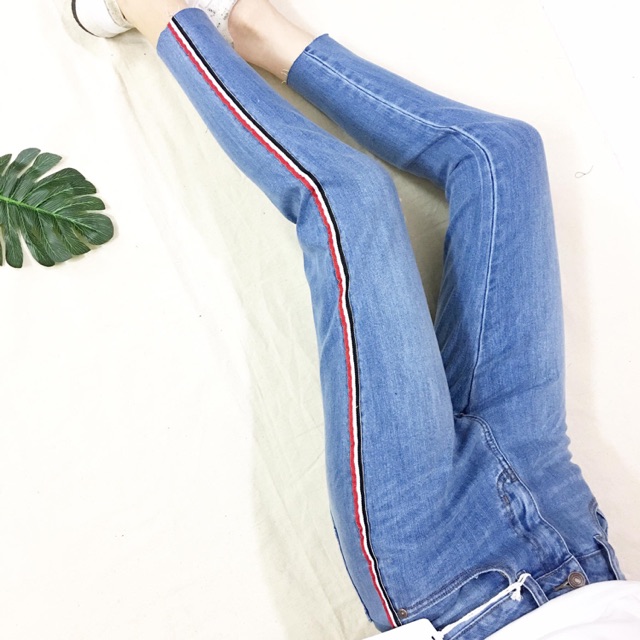 Jean sọc kẻ bắt mắt. Còn sz 26/27 cho cân nặng dưới 54 nha. Chất jean mềm siêu đepj ưng lắm luôn ạ. Chất lượng k cần bàn