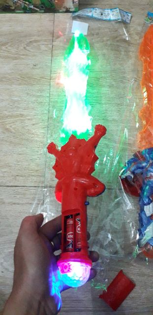 Mô hình 1 thanhkiếm dài 60cm bằng nhựa có nhạc và đèn led rất đẹp kèm pin