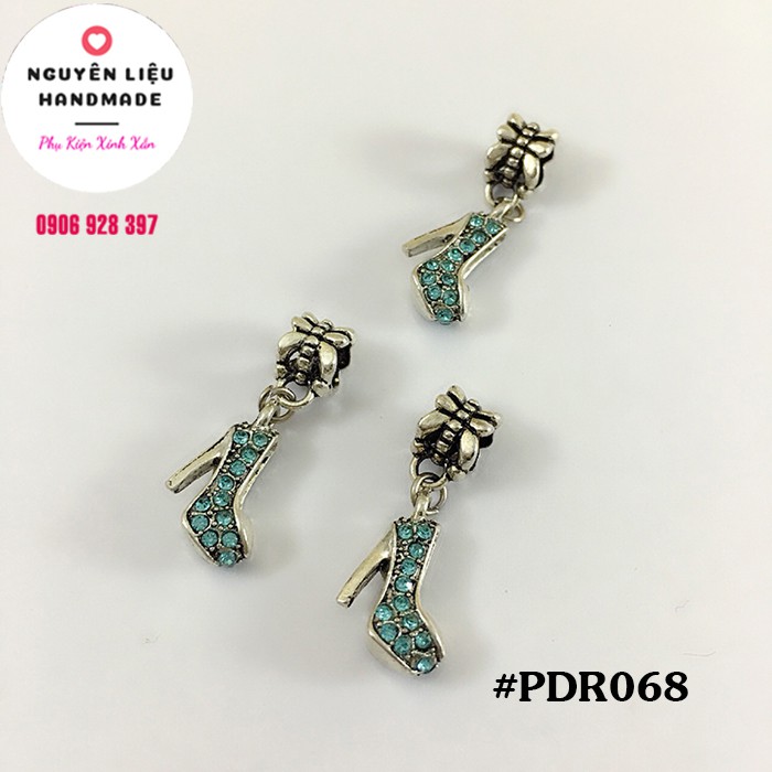 Charm chiếc giầy cao gót màu xanh dương - PDR068