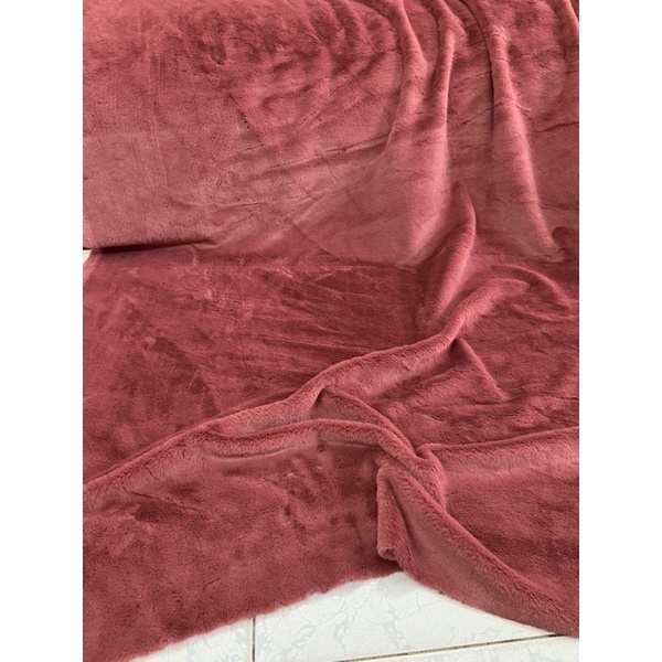 Thảm lông màu hồng mịn chụp hình - trải bàn trang điểm