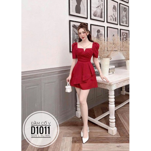 Đầm cổ V dây xích