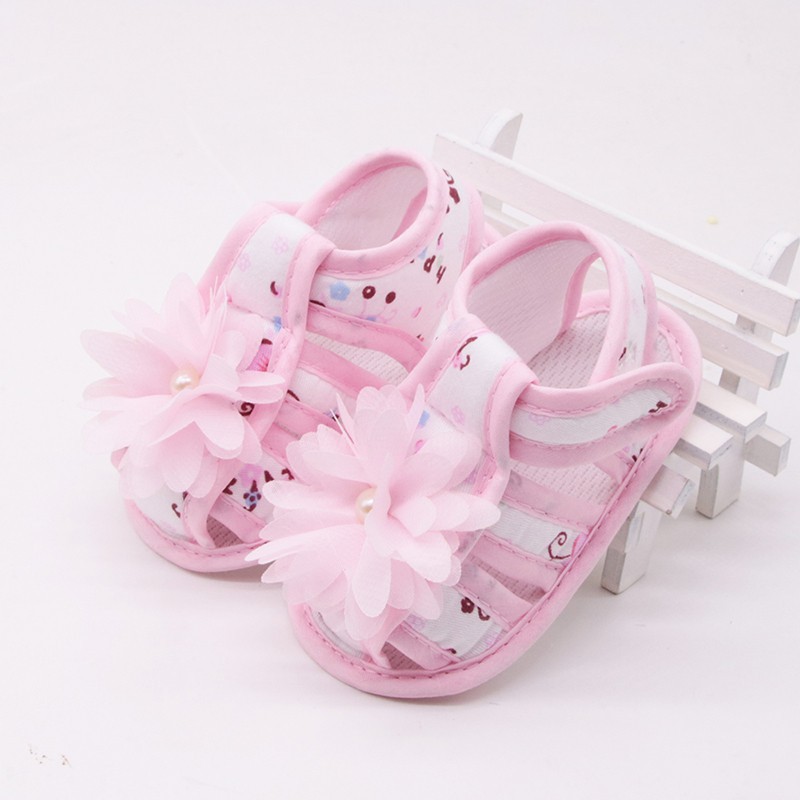 Giày sandals đính hoa và ngọc trai dễ thương cho bé