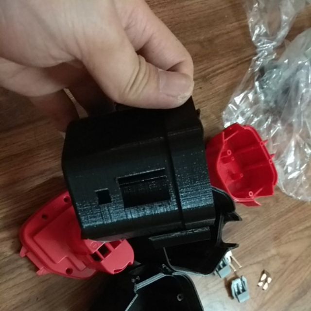 Vỏ hộp makita 12v tự chế đáy dưới lắp 9 pin 18650 3s3p