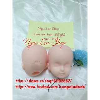 Đầu búp bê chưa vẽ mặt để tập trang điểm