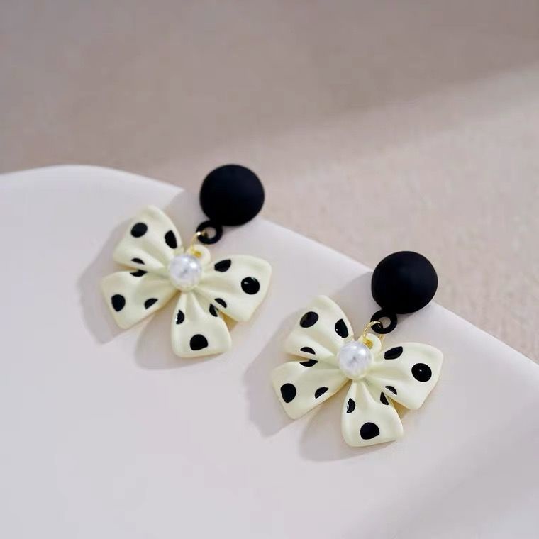 Khuyên Tai Hình Nơ Chấm Bi Đen Phong Cách Ngọt Ngào Cổ Điển