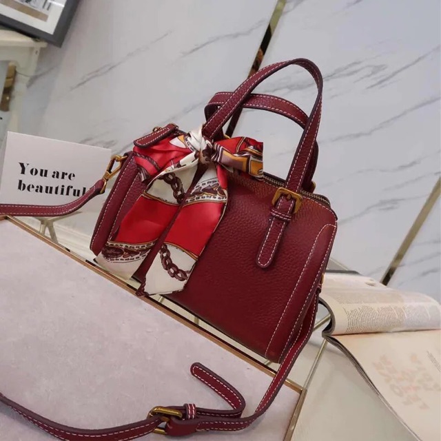 Khăn quấn quai túi xách.