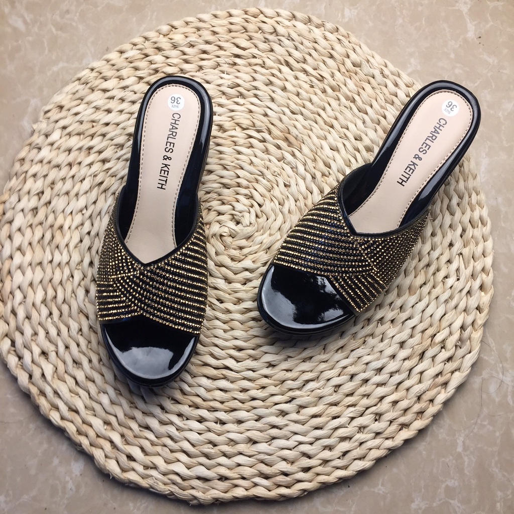 Dép thời trang trung niên đá sang trọng