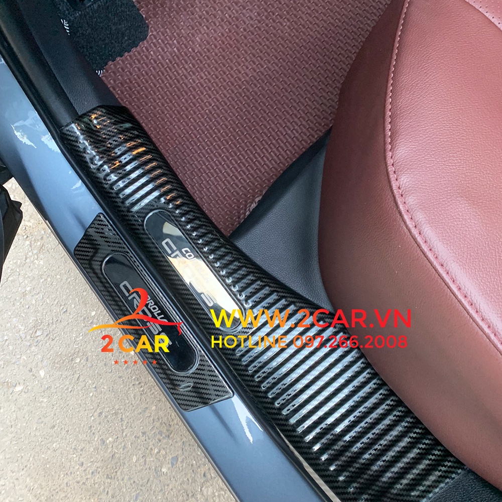 Ốp bậc cửa, Nẹp bước chân CARBON xe Toyota CROSS 2020-2022 vân cacbon cao cấp