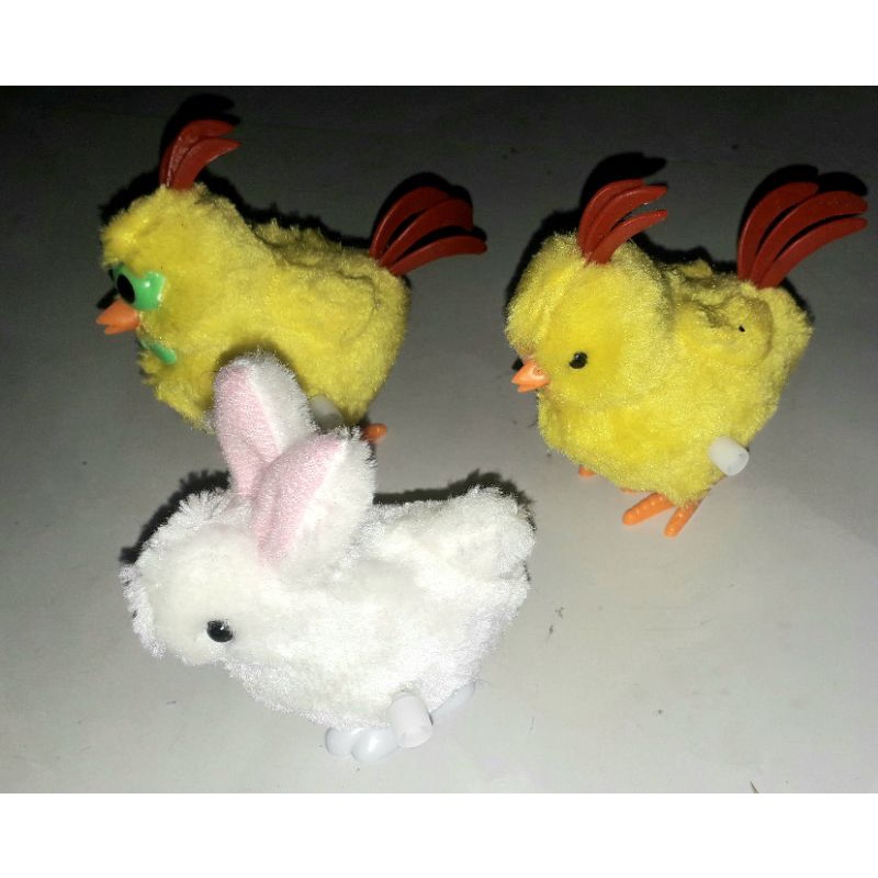 Một chú gà có đuôi hoặc Thỏ nhồi bông lên dây cót bằng nhựa