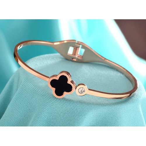 Vòng Tay Cỏ 4 Lá Titan Ko Đen TT 2963