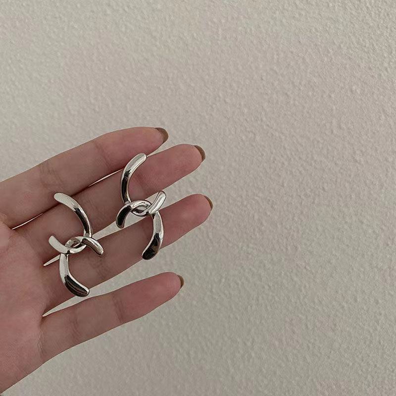 Khuyên Tai Chữ C Đôi Phối Kiểu Cách Thời Trang Độc Đáo