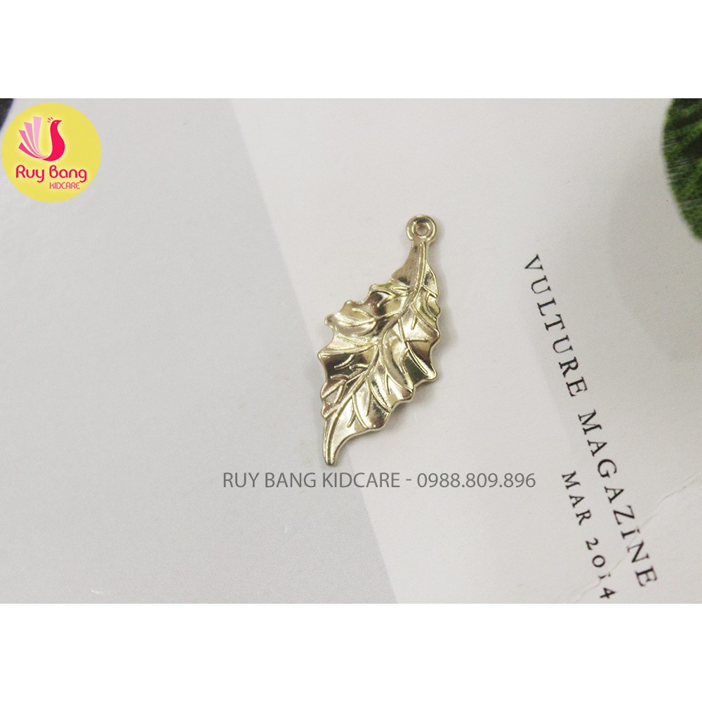 Cành lá kim loại, center đá đính hoa vải handmade