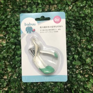 Bấm móng tay cho bé có kính hiển vi