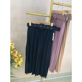 Chân váy dài dập ly kèm đai.