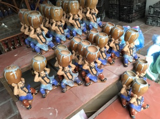 Ông nâng bình Lỗ Trí Thâm