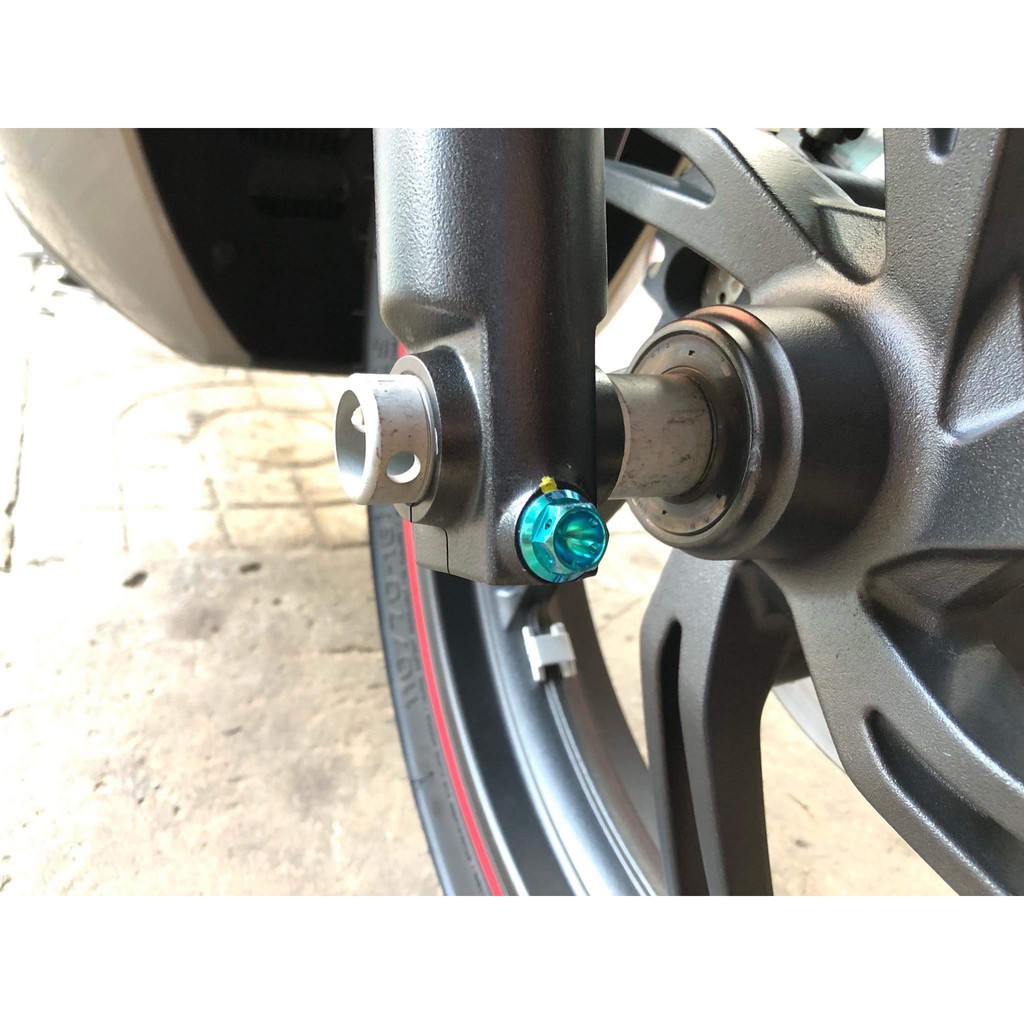 2 con Ốc Titan Gr5 8li40 đầu probolt vương miệng bắt chân phuộc trước Sh300i