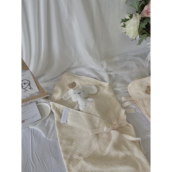 Khăn ủ choàng thêu gấu Muslin mềm em bé nanci room