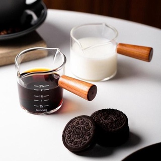 Cốc đong cà phê thủy tinh cán gỗ 3c roastery