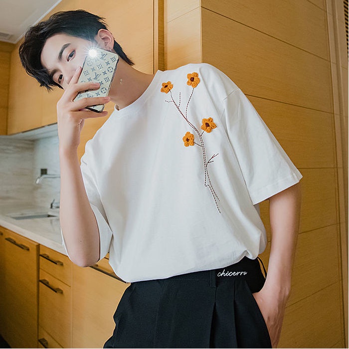 Áo Thun Tay Ngắn Dáng Rộng Thêu Họa Tiết Đơn Giản Trẻ Trung Cho Nam