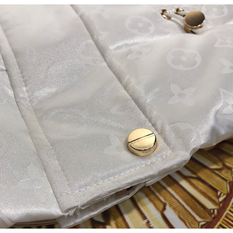 Áo khoác phao cổ cao dày dặn và ấm áp hoạ tiết thương hiệu Louis Vuitton LV cao cấp
